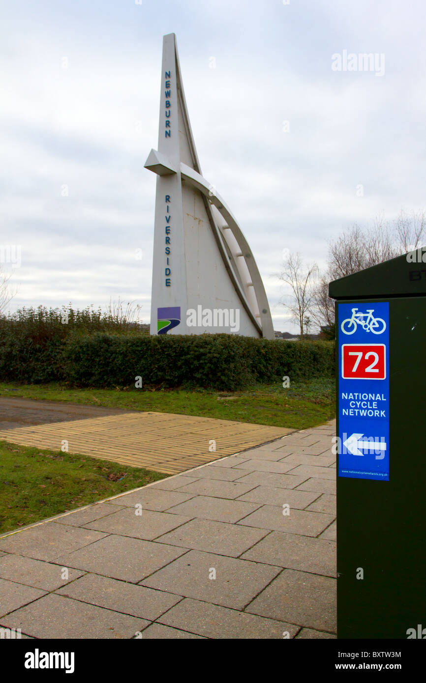 Ortseingangsschild Newburn Riverside Park und Cycle route Zeichen. Stockfoto