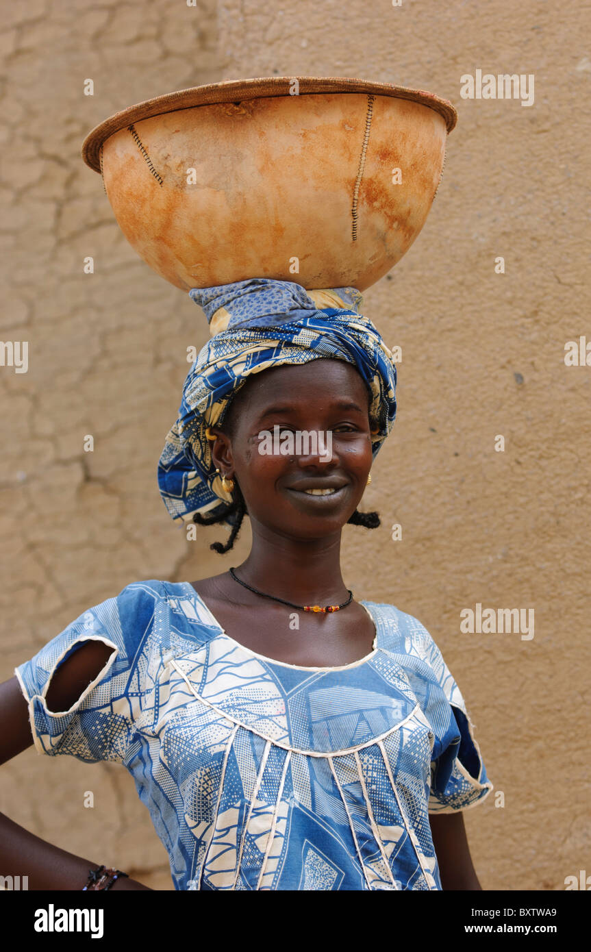 Porträt der Peul-Frau mit einer Kalebasse auf dem Kopf. Djenné, Mali Stockfoto