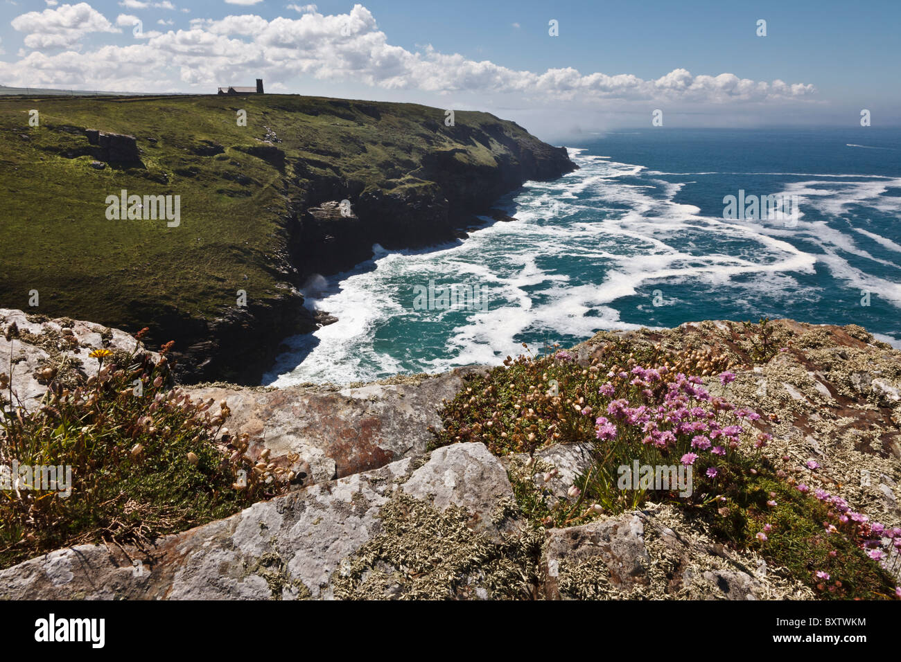 Blick von Tintagel Castle in Richtung der Kirche St Materiana auf Glebe Klippe, Cornwall, England Stockfoto