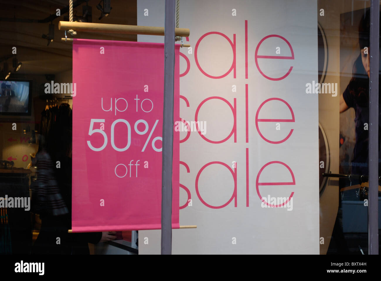 Verkauf Zeichen in einem Schaufenster. Stockfoto