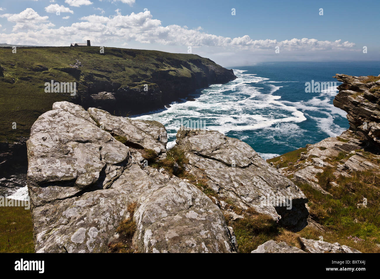 Blick von Tintagel Castle in Richtung der Kirche St Materiana auf Glebe Klippe, Cornwall, England Stockfoto