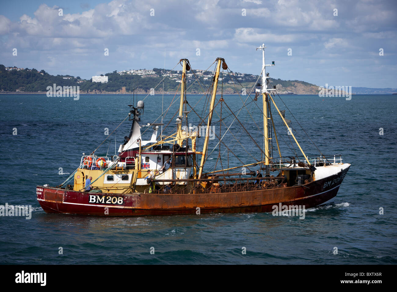 Ein Strahl Trawler verlassen Hafen von Brixham, Devon Stockfoto
