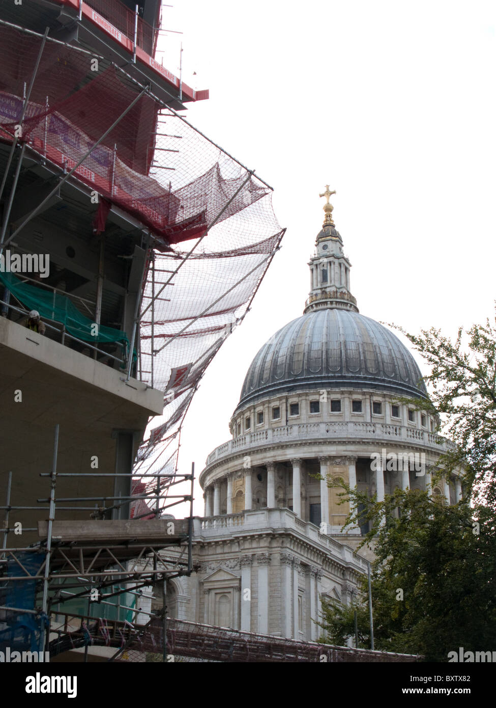 St. Pauls Cathedral, London, mit den Bauarbeiten für eine neue Änderung, die Gebäude im Vordergrund Stockfoto