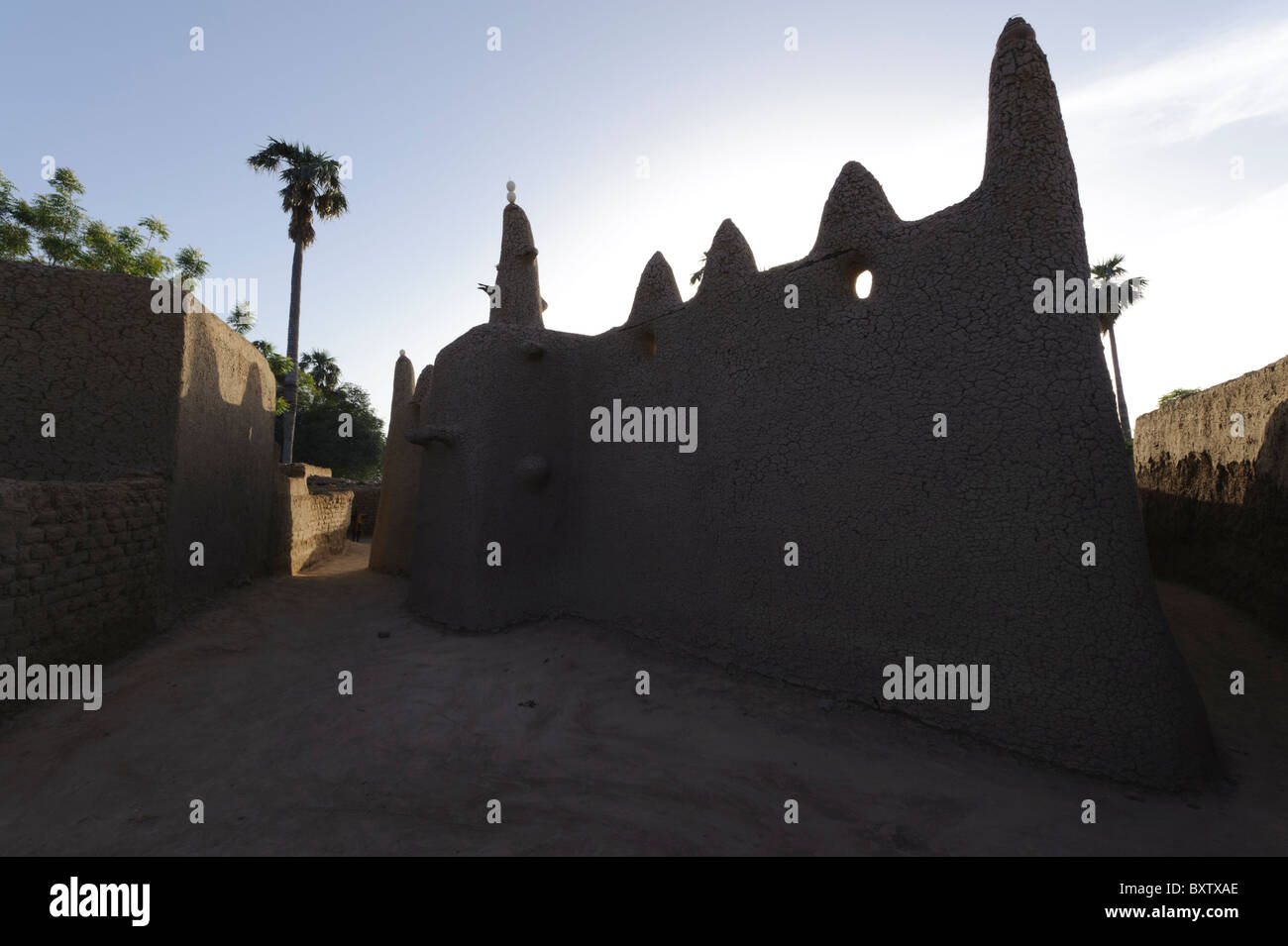 Hintergrundbeleuchtung-Blick auf die kleine Moschee in einem Peul-Dorf in der Nähe von Djenné, Mali. Stockfoto