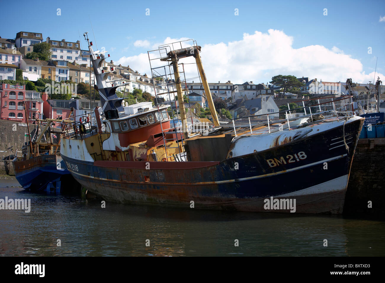 Zwei Balken Trawler im Hafen von Brixham, Devon aufgelegt Stockfoto