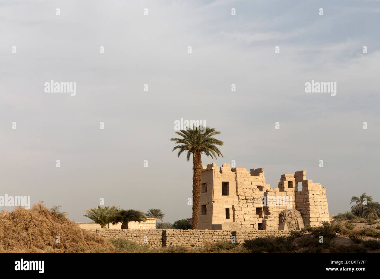 Die Migdol, hohes Tor an die Totentempel von Pharao Ramses III, Medinet Habu, West Bank, Luxor, Ägypten Stockfoto