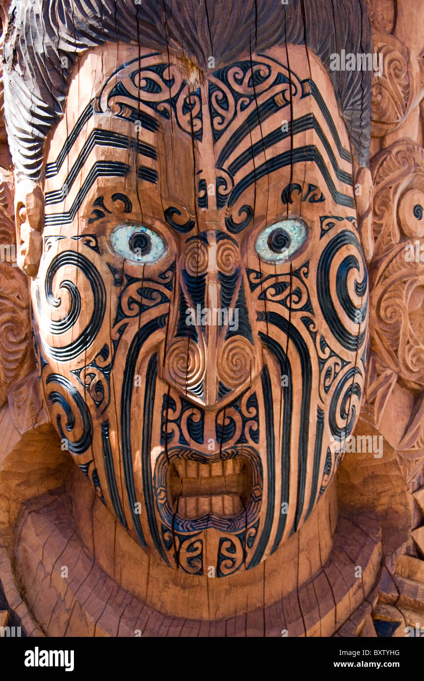 Hölzernes Schnitzen von Maori Krieger am Eingang nach Whakarewarewa Neuseeland Stockfoto