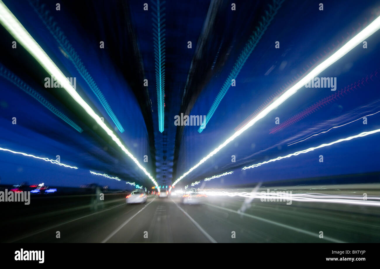 Australien, New South Wales, Sydney, Stadtverkehr während der Rush Hour am Abend in der Dämmerung auf der Harbour Bridge Stockfoto