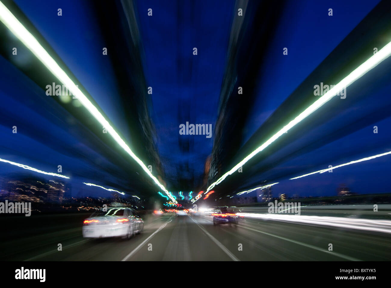 Australien, New South Wales, Sydney, Stadtverkehr während der Rush Hour am Abend in der Dämmerung auf der Harbour Bridge Stockfoto