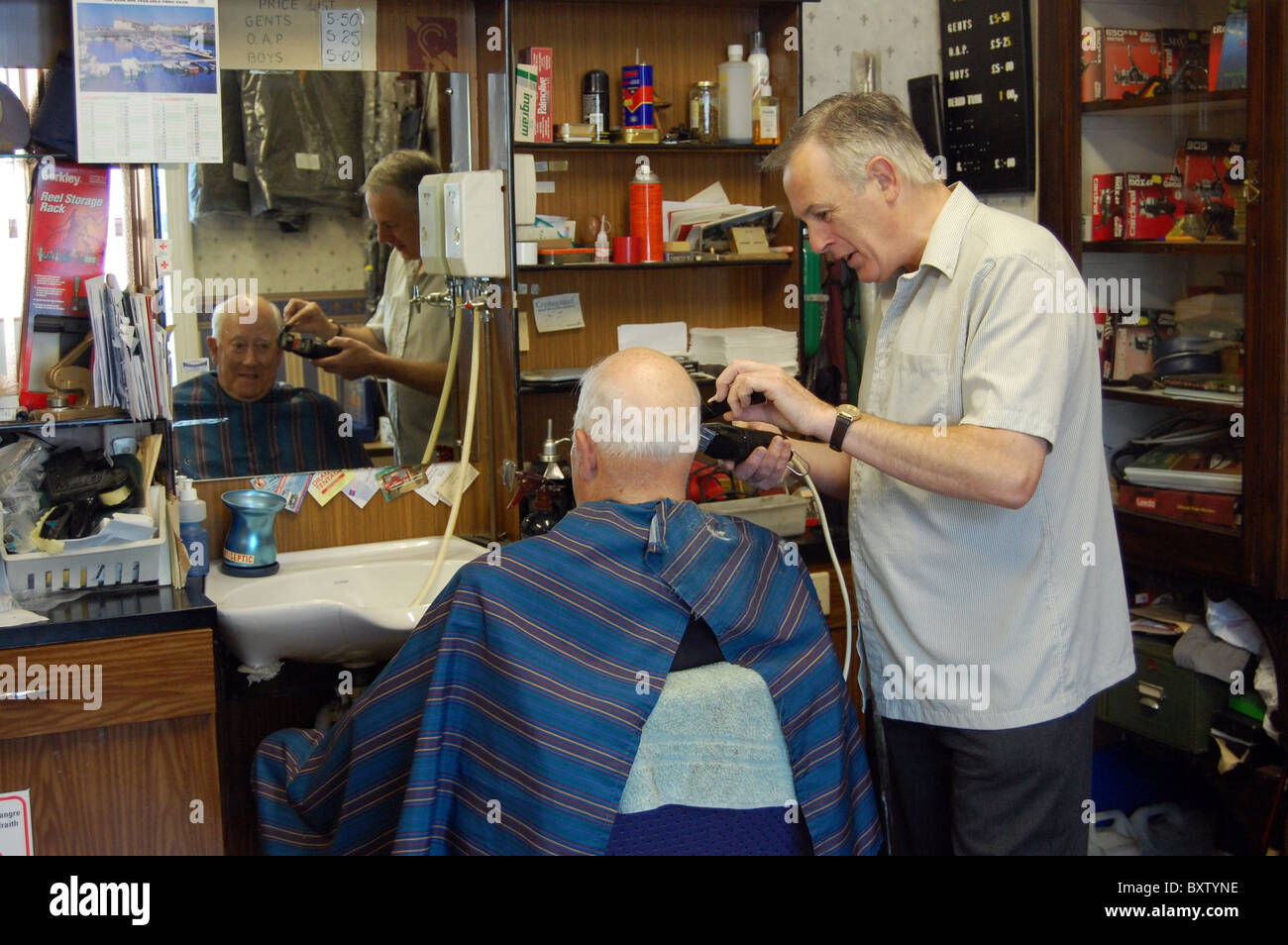 Old Barbers Chair Stockfotos und -bilder Kaufen - Alamy