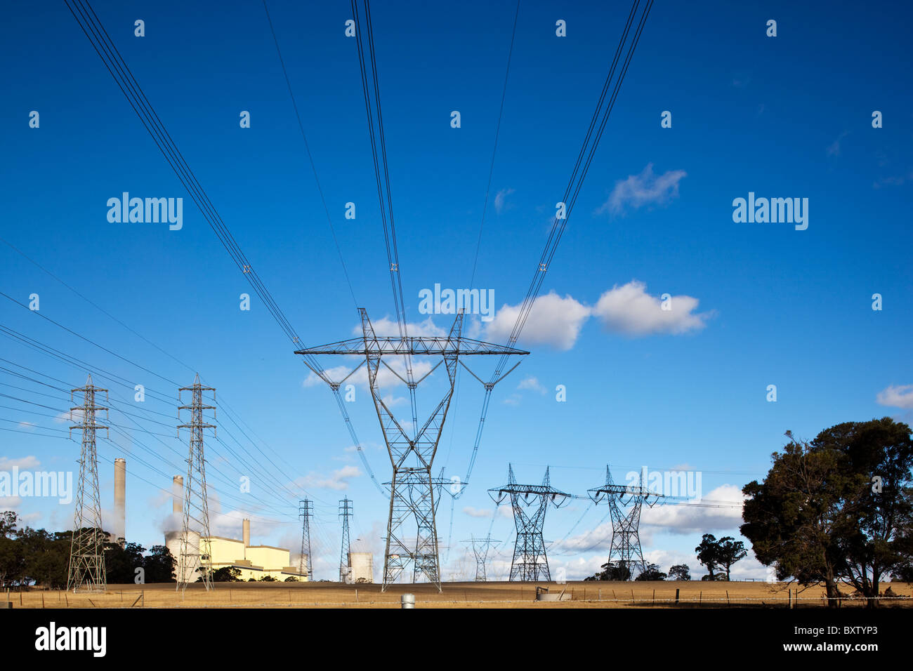 Australien, Victoria, Traralgon, Stromleitungen aus Kohlekraftwerken Loy Yang Power Station Stockfoto