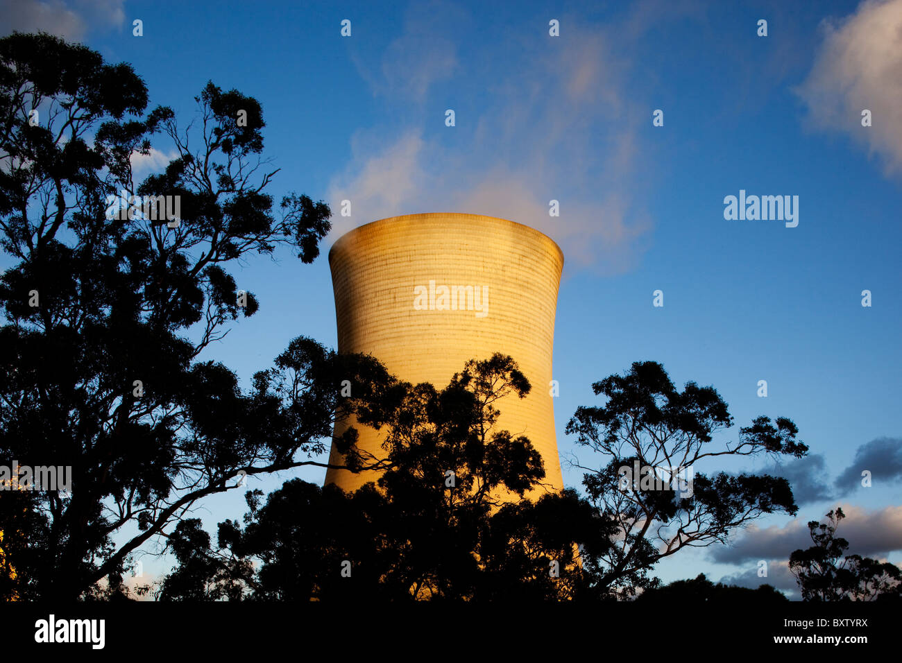 Australien, Victoria, Yallourn, Dampf steigt aus Kühltürmen bei Kohle-Tru Energie Kraftwerk am Sommerabend Stockfoto