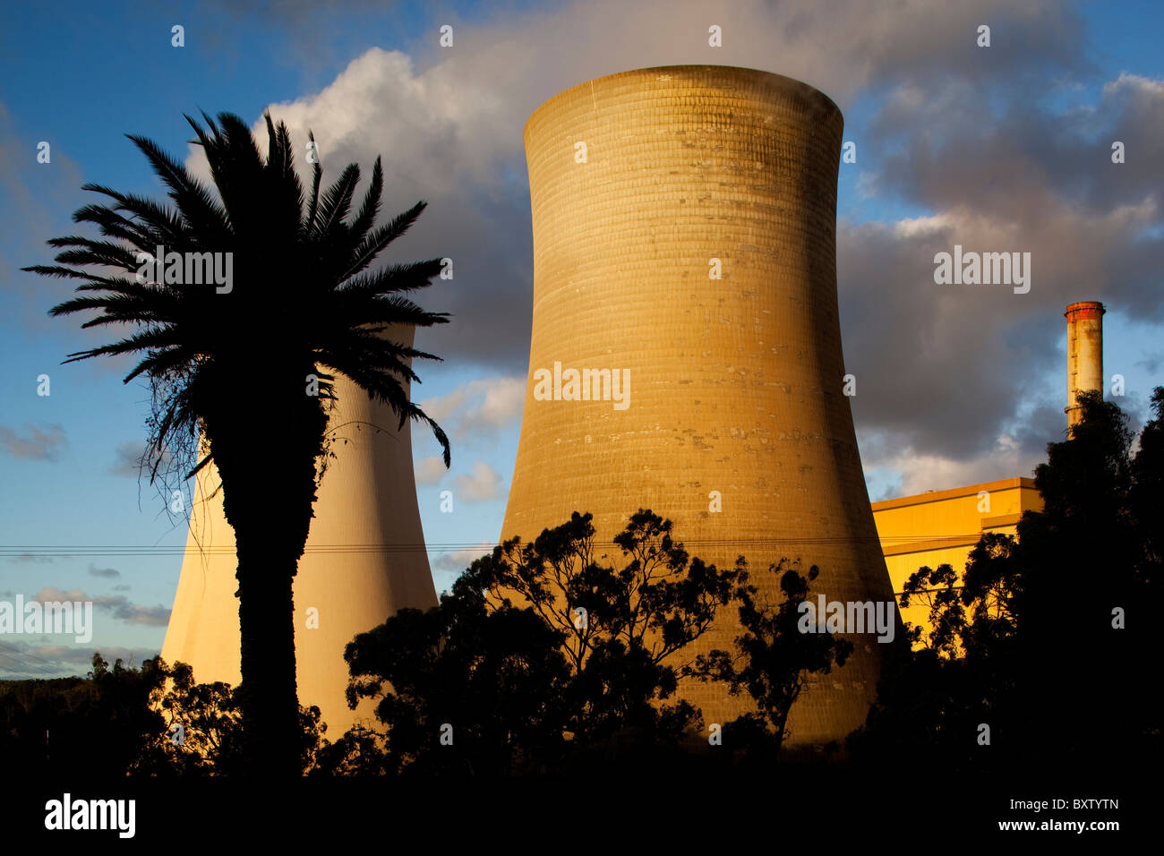 Australien, Victoria, Yallourn, Dampf steigt aus Kühltürmen bei Kohle-Tru Energie Kraftwerk am Sommerabend Stockfoto