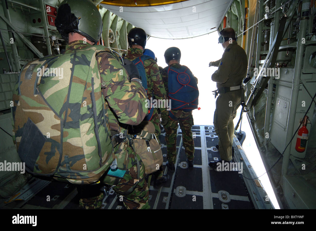 Mitglieder der Pathfinder Platoon Wartezeit für Fallschirm springen Ausbildung an Bord einer c-130 Hercules. Stockfoto