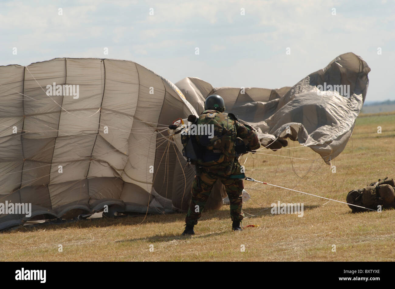 Mitglied der Pathfinder Platoon bricht seinen Fallschirm nach einem HALO-Sprung. Stockfoto