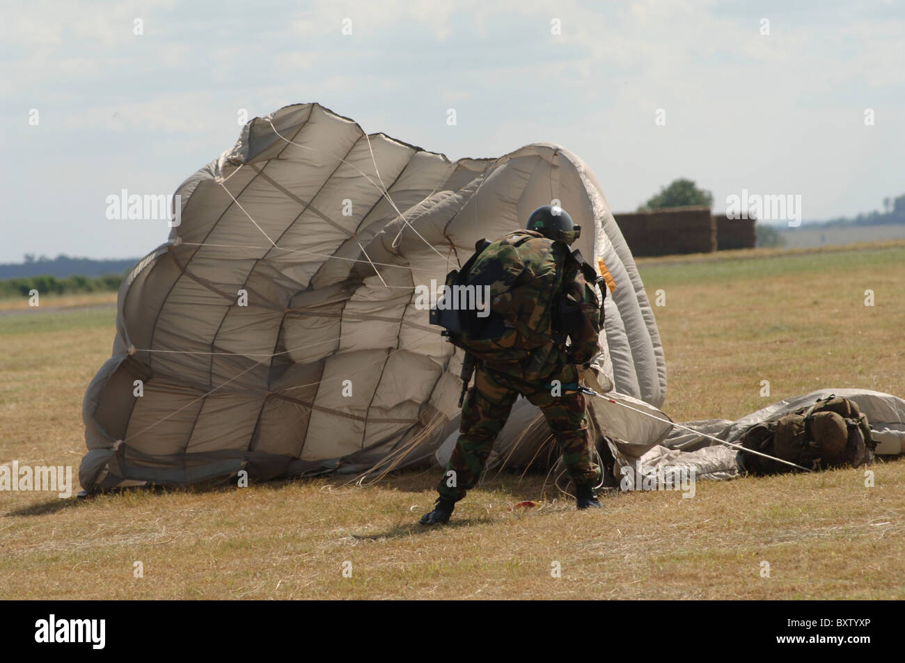 Mitglied der Pathfinder Platoon bricht seinen Fallschirm nach einem HALO-Sprung. Stockfoto