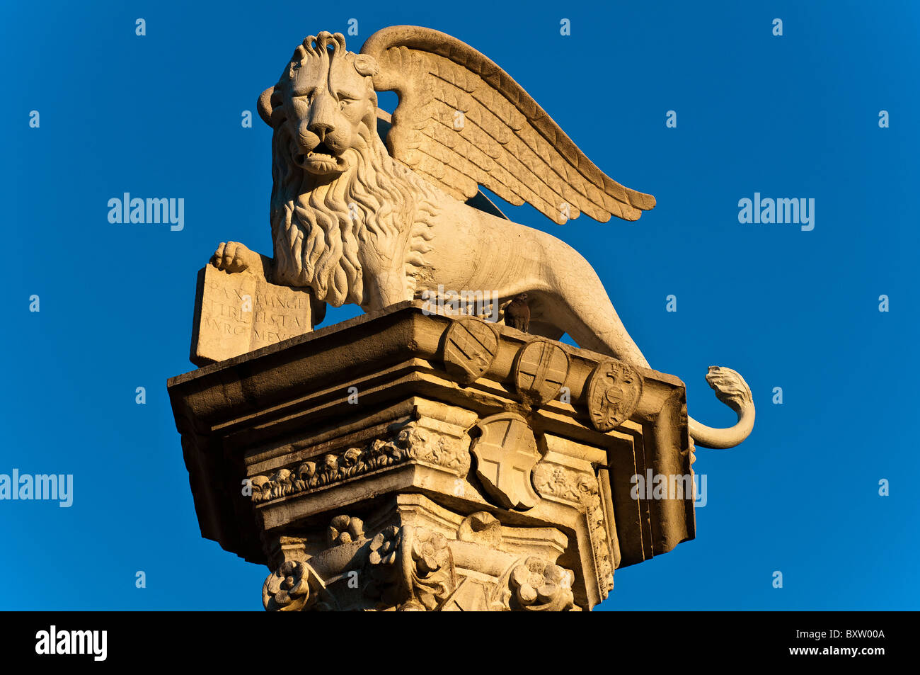 Skulptur der geflügelte Löwe von San Marco platziert auf der Spitze