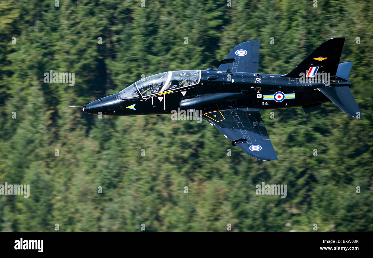 Ein Hawk T1-Schulflugzeug der Royal Air Force niedrig fliegen über Nord-Wales. Stockfoto