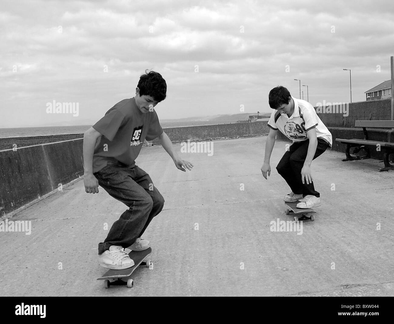 zwei jungen auf Skateboards auf dem promenaded aberaeron Stockfoto