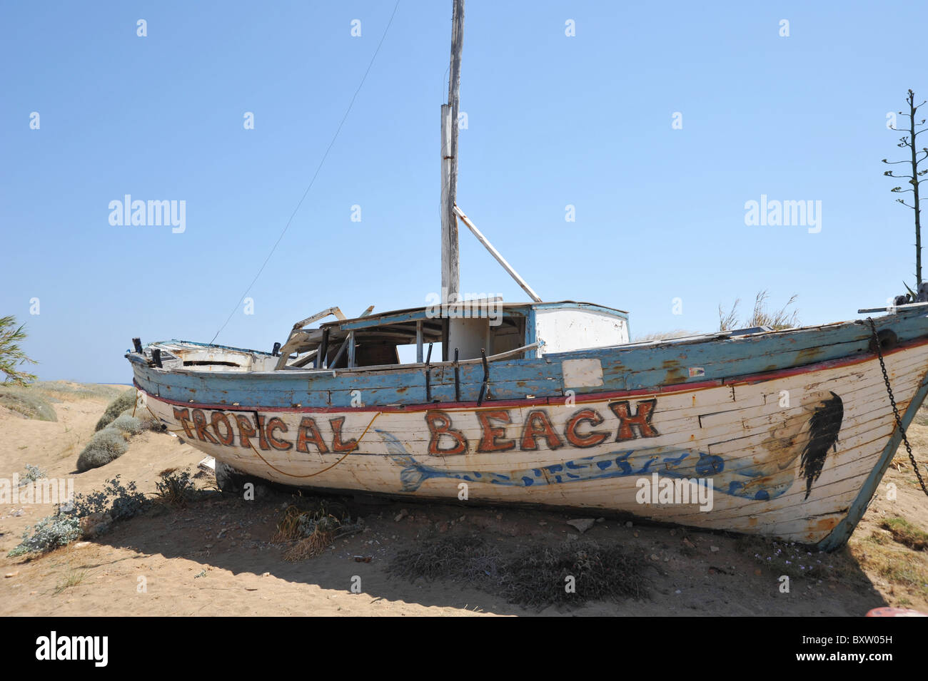 Malia auf Kreta, Griechenland - altes Boot am Strand und dekorativ bemalt Stockfoto