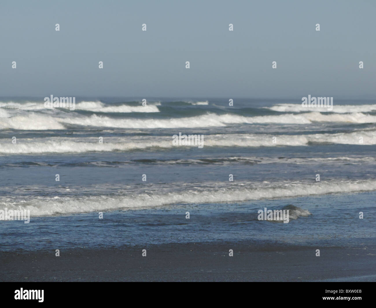 Surfen Sie zu brechen, wie Flut am Strand am Meer, Oregon Küste kommt Stockfoto
