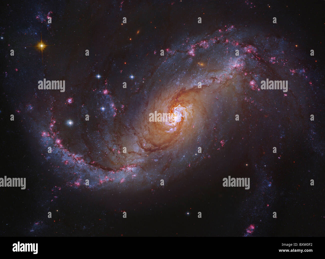 Spiralgalaxie NGC 1672 in Dorado ausgeschlossen. Stockfoto