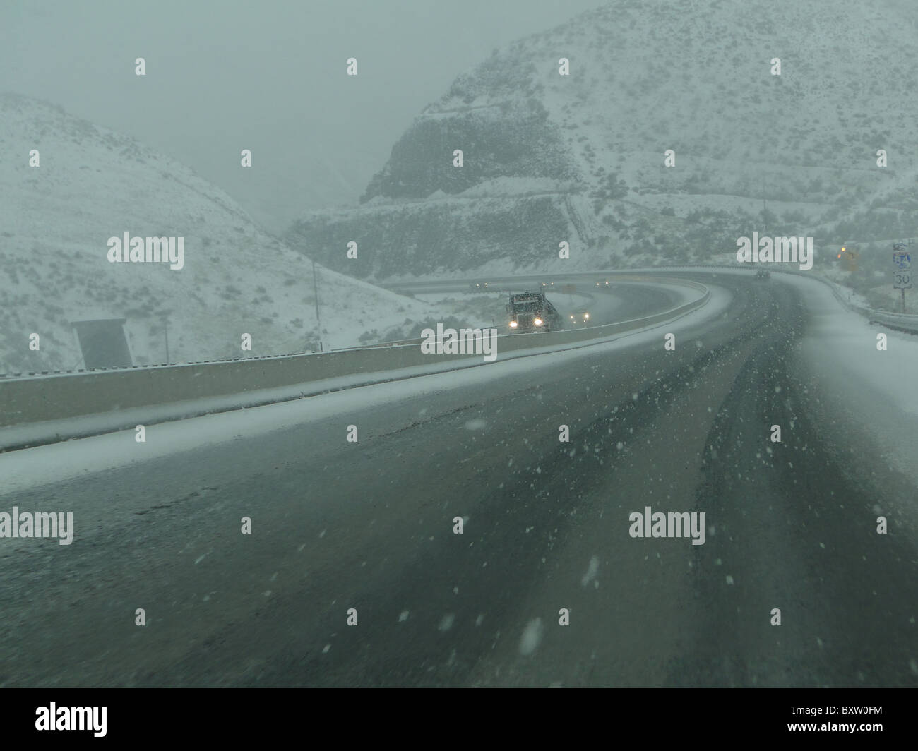 Tracker-Anhänger-Laufwerk vorsichtig auf vereisten Straßen im östlichen Oregon Stockfoto