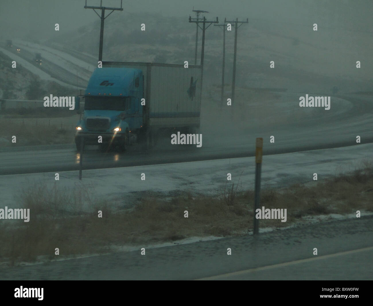 Tracker-Anhänger-Laufwerk vorsichtig auf vereisten Straßen im östlichen Oregon Stockfoto