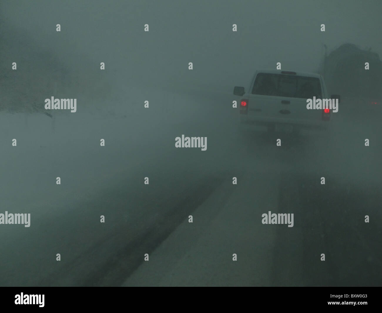 Tracker-Anhänger-Laufwerk vorsichtig auf vereisten Straßen im östlichen Oregon Stockfoto