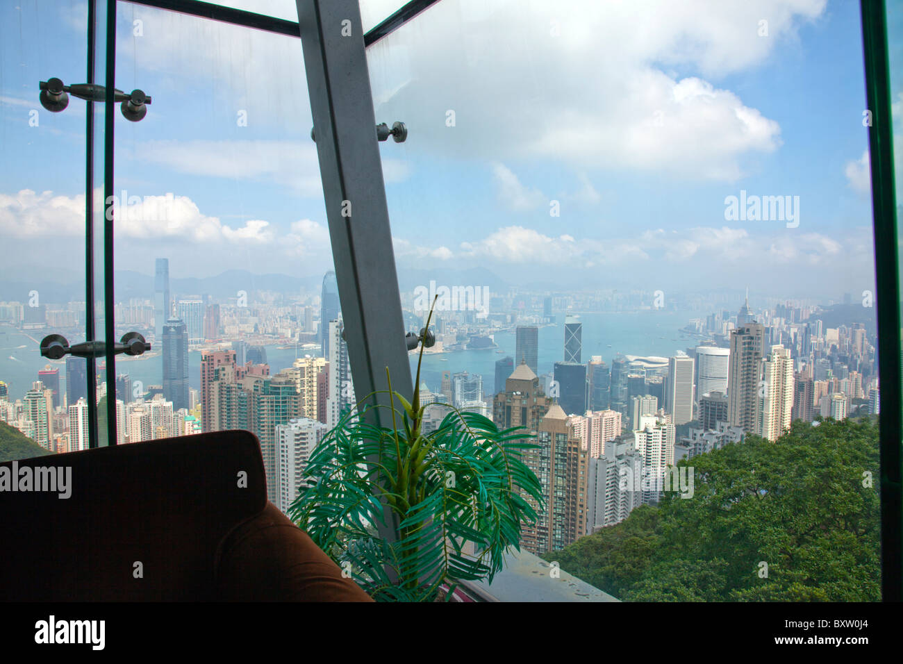 Die erstaunliche Hong Kong Skyline wie gesehen von oben in den Tag. Victoria Hafen Hafen und Kowloon Stockfoto