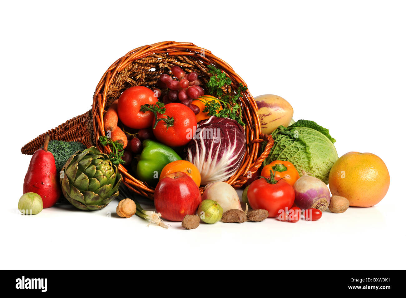Füllhorn mit frischem Obst und Gemüse isoliert auf weißem Hintergrund Stockfoto