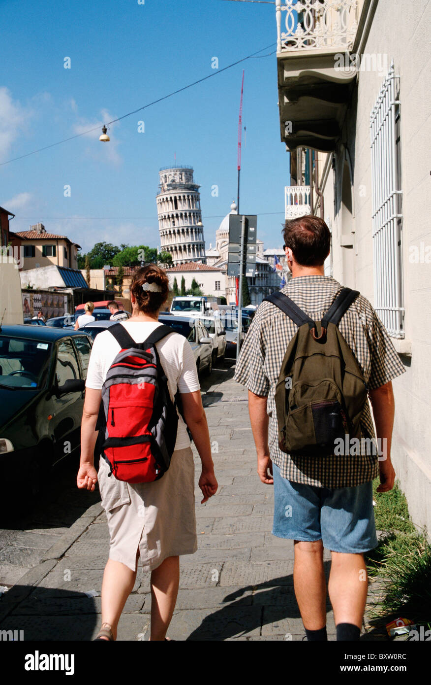 Touristen zu Fuß entlang Via Karte. Mit der schiefe Turm von Pisa In ...
