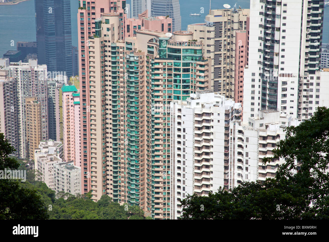 Die erstaunliche Hong Kong Skyline wie gesehen von oben in den Tag. Victoria Hafen Hafen und Kowloon Stockfoto