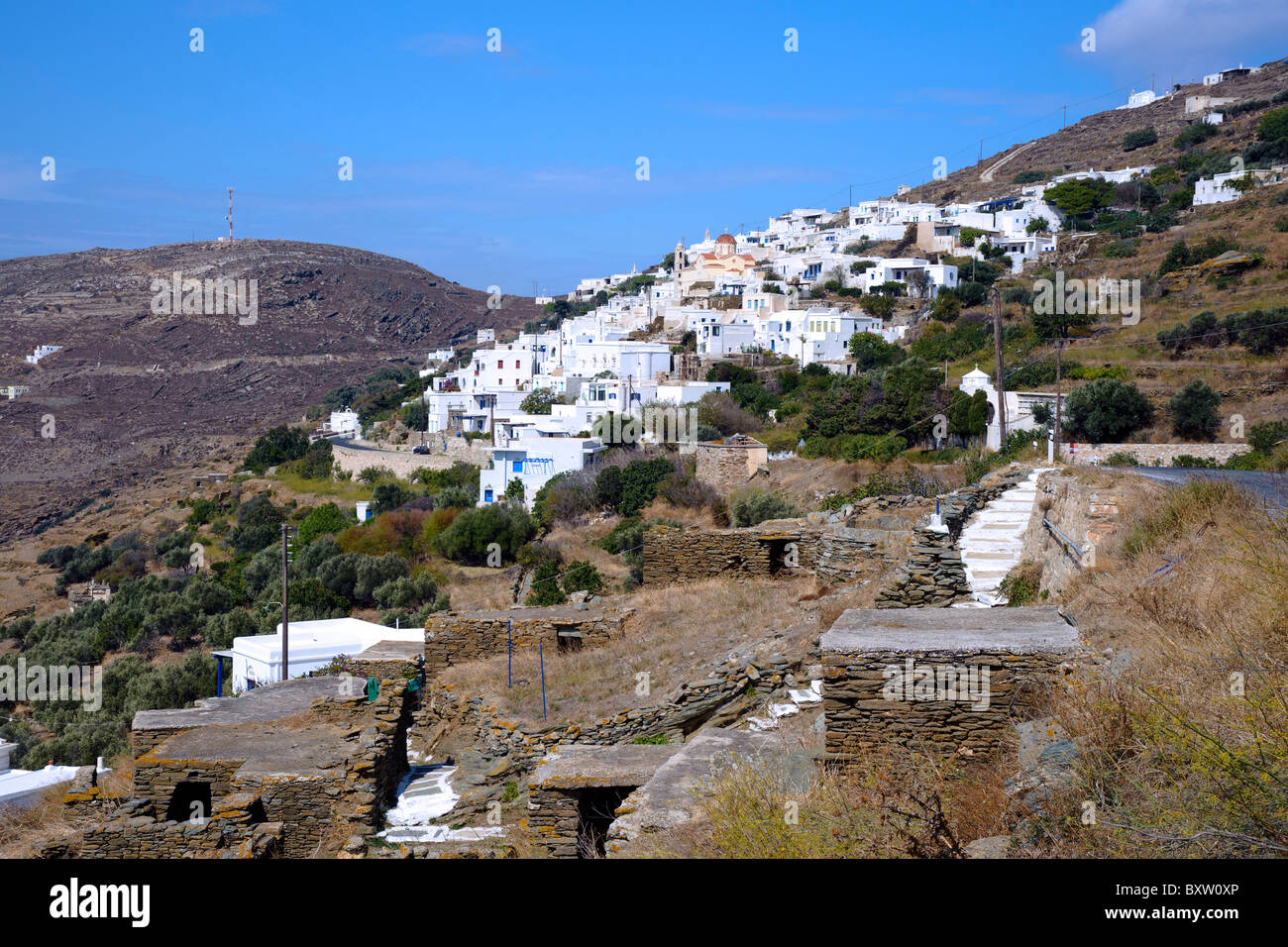 Blick auf den kleinen Hügel Ysternia, auf den griechischen Kykladen Insel Tinos. Stockfoto
