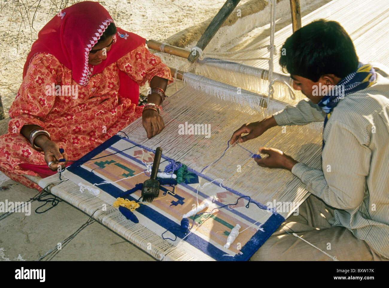 Bishnoi Menschen weben ein Dhurry in der Nähe von Jodhpur, Rajasthan, Indien Stockfoto