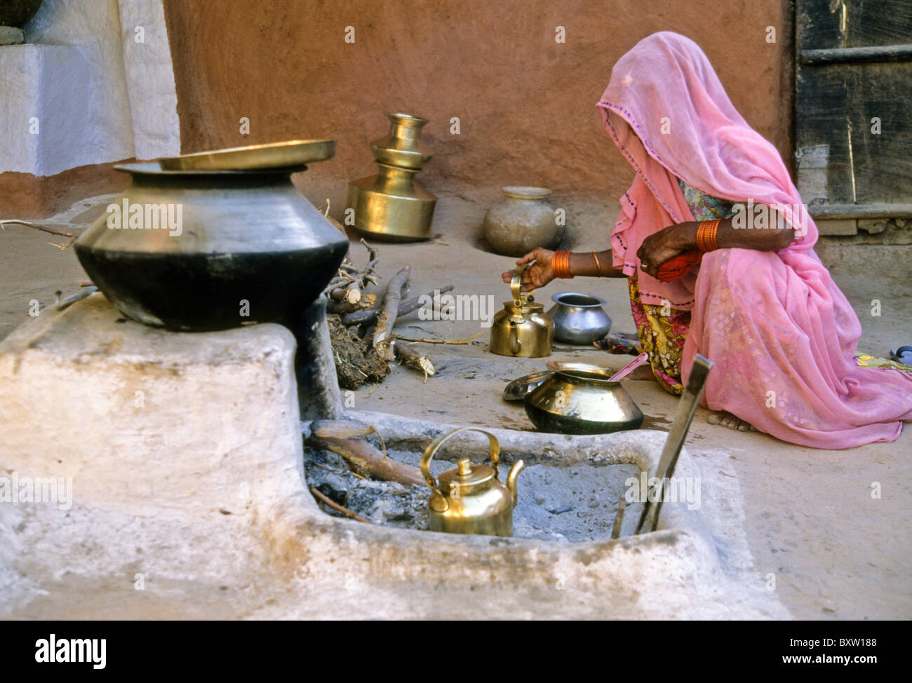 Brahmane Frau in ihre Outdoor-Küche, Rohet, Rajasthan, Indien Stockfoto
