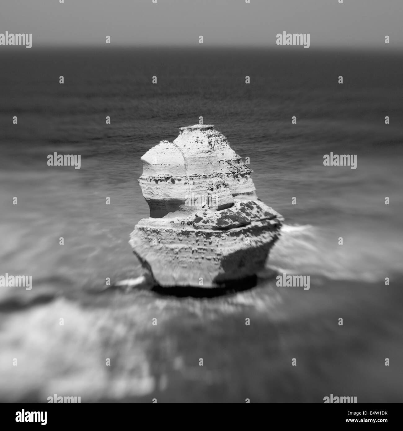 Australien Victoria Port Campbell verschwommen schwarz-weiß Bild der erodierten Felssäulen in der Nähe von Strand von Gibson Schritte auf Tasman Sea Stockfoto