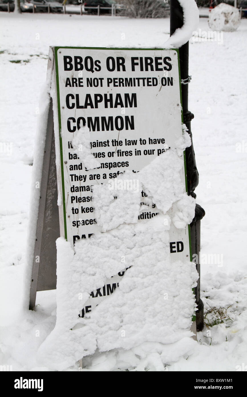 Kein Grillen oder Feuer Zeichen in Clapham Common bedeckt während Dezember 2010 im Schnee. Stockfoto