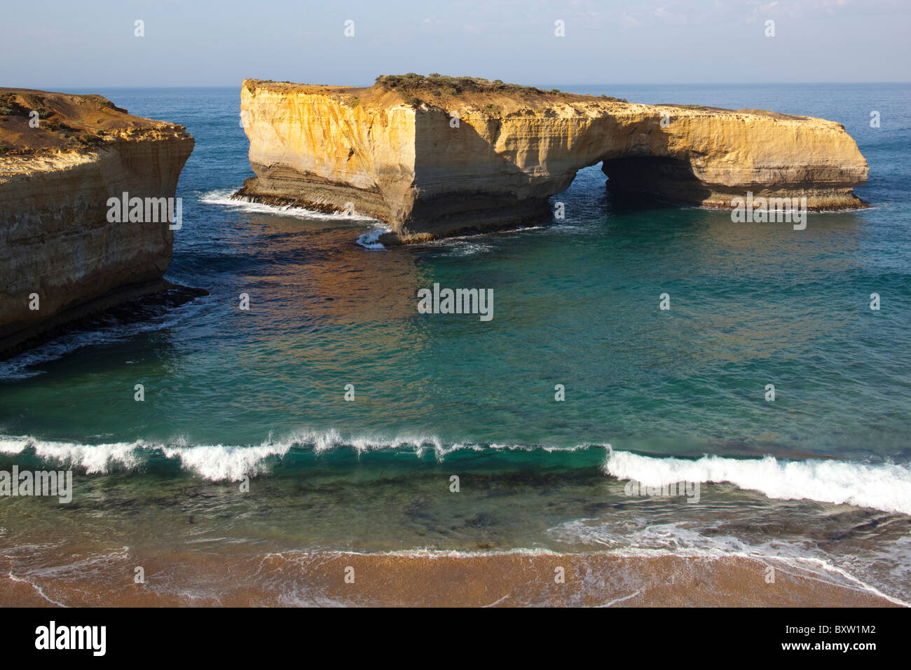 Australien Victoria Port Campbell National Park Wellen von Tasmansee Absturz am Strand in der Nähe von Base London Bridge Felsformation Stockfoto