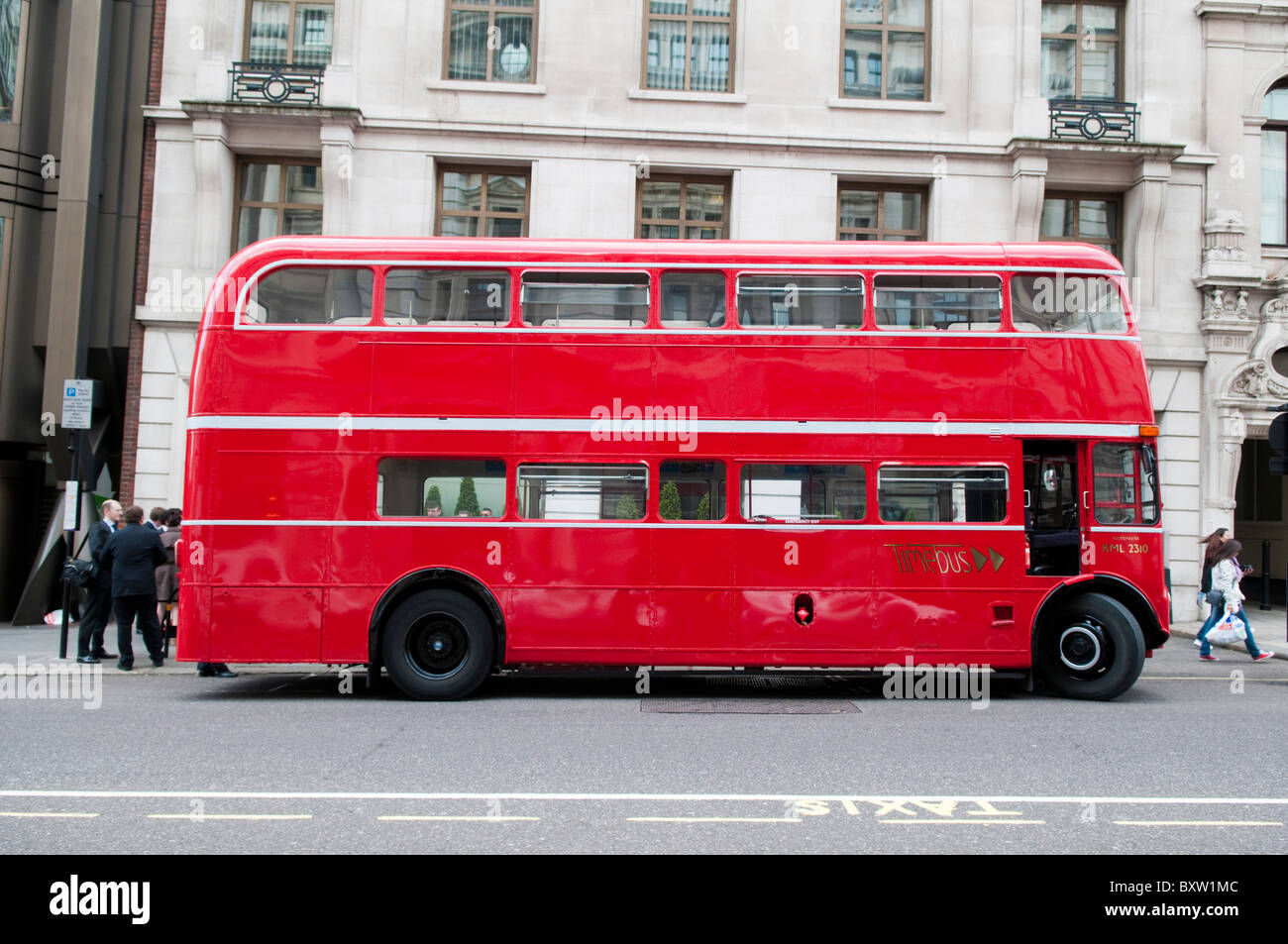 Eine traditionelle helle rote Routemaster-London-bus Stockfoto