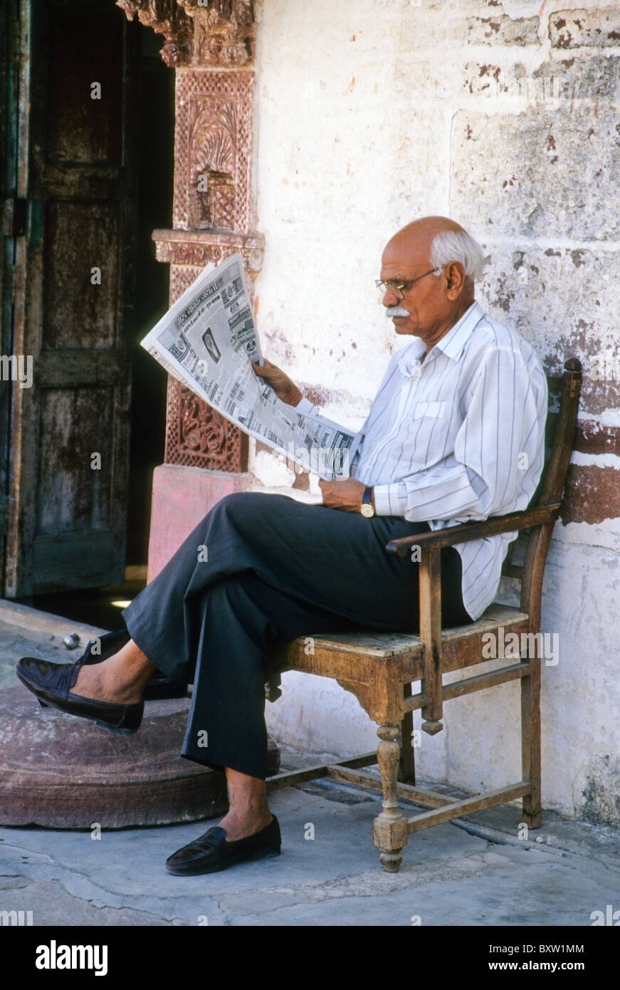 Alter Mann lesen Zeitung, Jodhpur, Rajasthan, Indien Stockfoto