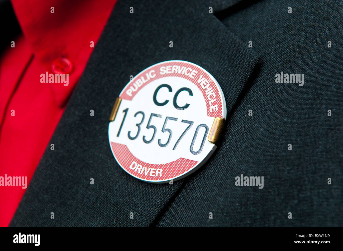 Öffentlichen Dienstes Fahrzeug Fahrer Abzeichen an einer Jacke Revers angeheftet Stockfoto