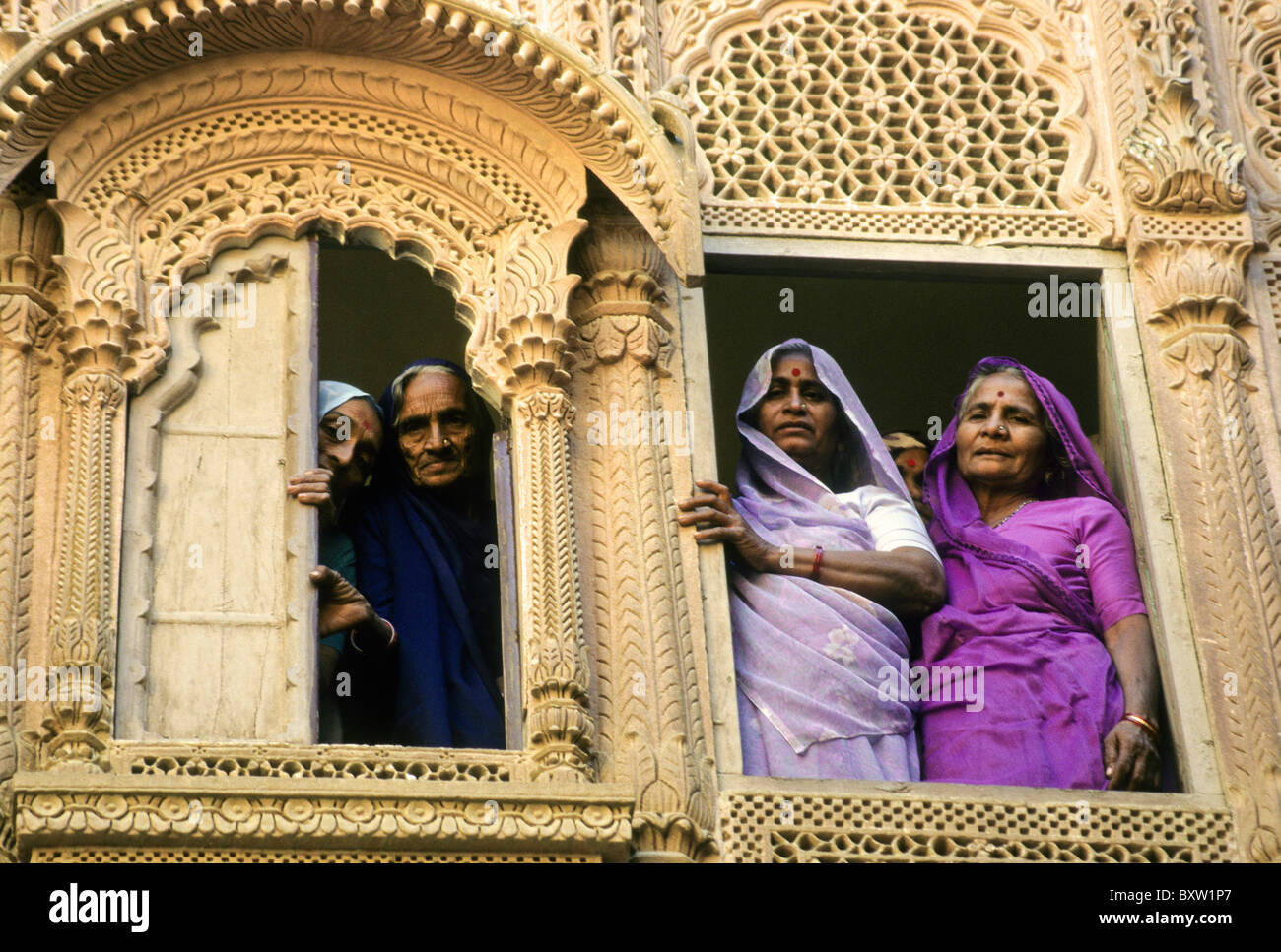 Frauen im Palast innerhalb Meherangarh Fort, Jodhpur, Rajasthan, Indien Stockfoto