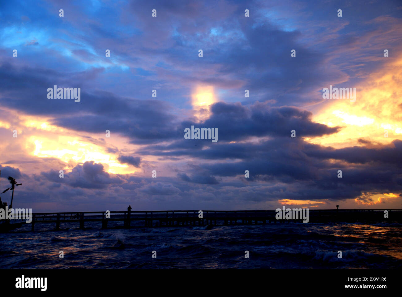 Brillanter Sonnenuntergang Himmel während der Tropensturm Fay, 2007. SW Florida. Stockfoto