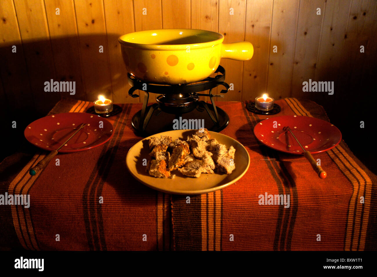 Käsefondue Caquelon auf kleinem Tisch Stockfoto