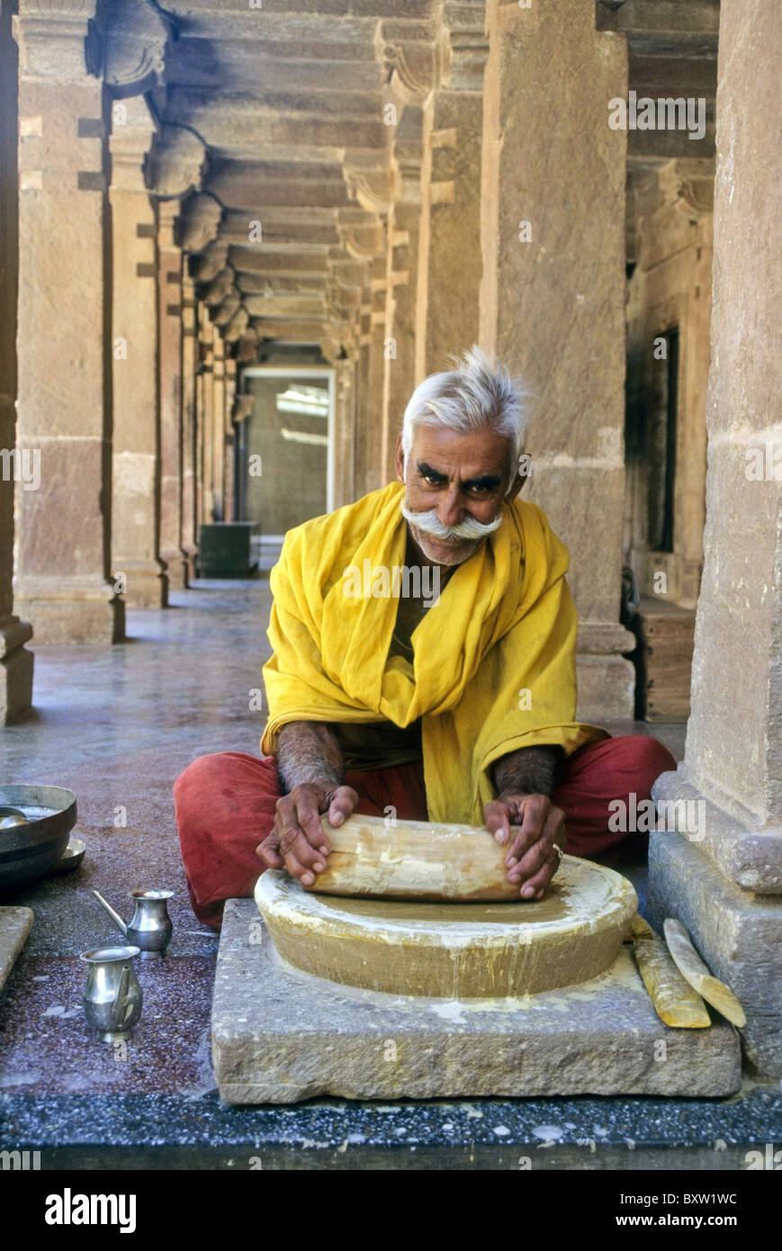 Mann Schleifen Sandelholz Paste, Osian Jain-Tempel, Rajasthan, Indien Stockfoto