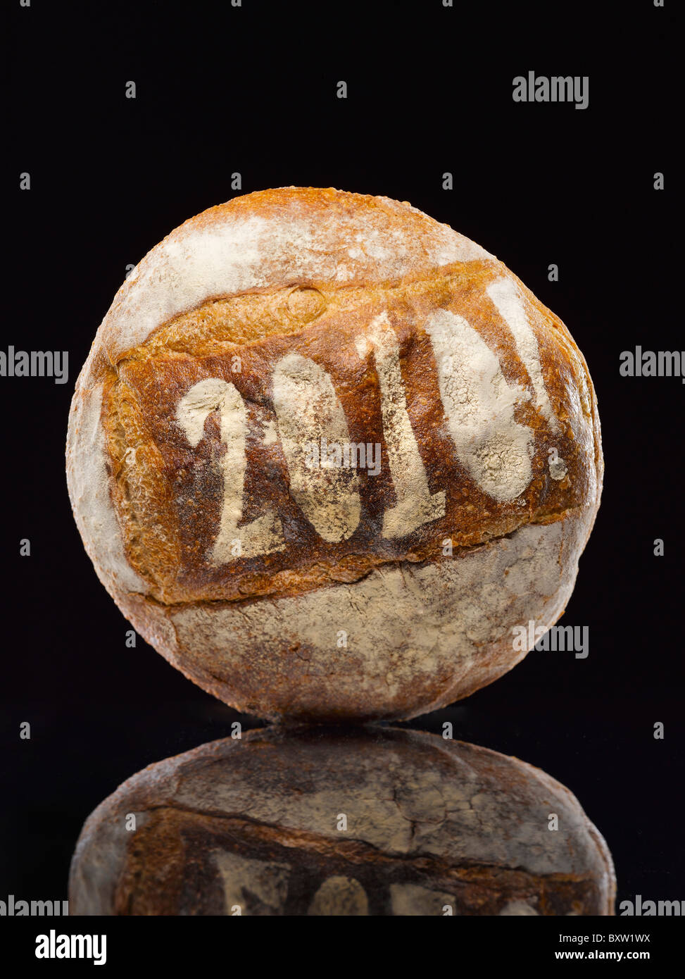 rundes Laib Brot bestäubt mit dem Jahres-Datum Stockfoto