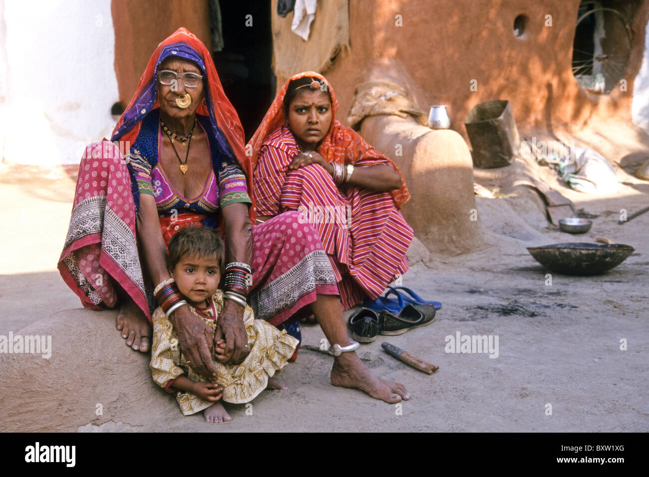Bishnoi Großmutter, Mutter und Baby in der Nähe von Jodhpur, Rajasthan, Indien Stockfoto
