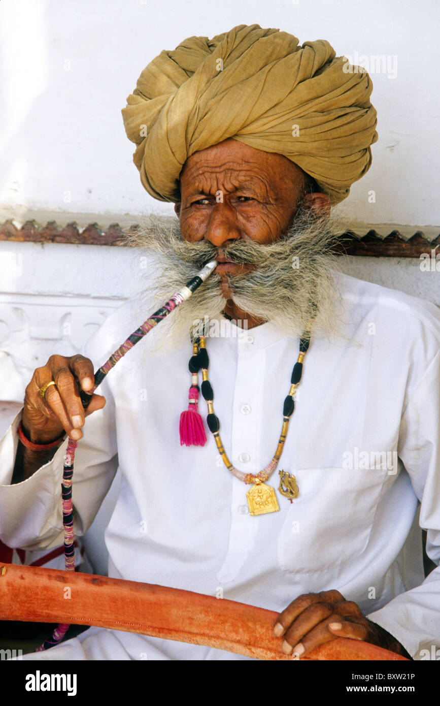 Alter Mann Rauchen Wasserpfeife, Jodhpur, Rajasthan, Indien Stockfoto