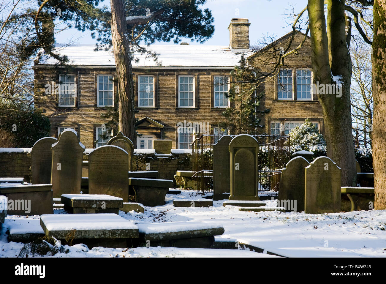Bronte Parsonage Museum, Haworth, West Yorkshire mit dem Friedhof im Schnee Stockfoto